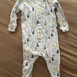 Magnetic Me Holiday Tree Footie